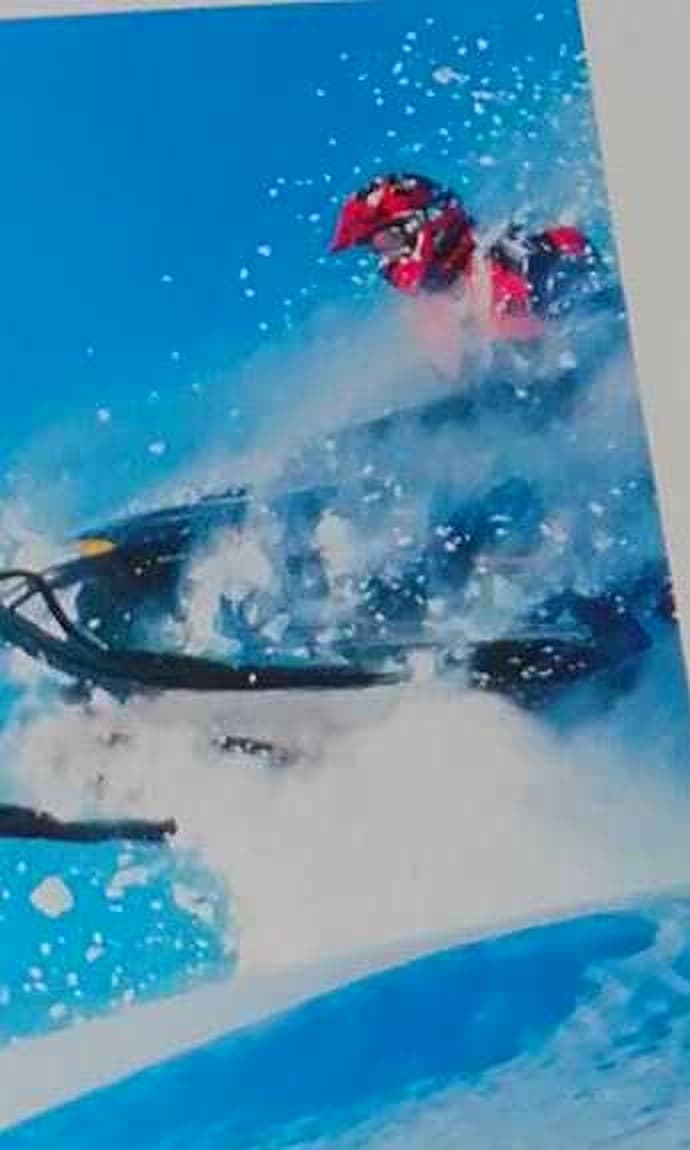 Schnee-Bike-Fahrer springt durch Pulverschnee — Originalaufnahme aus dem HUK-Reisen-Archiv